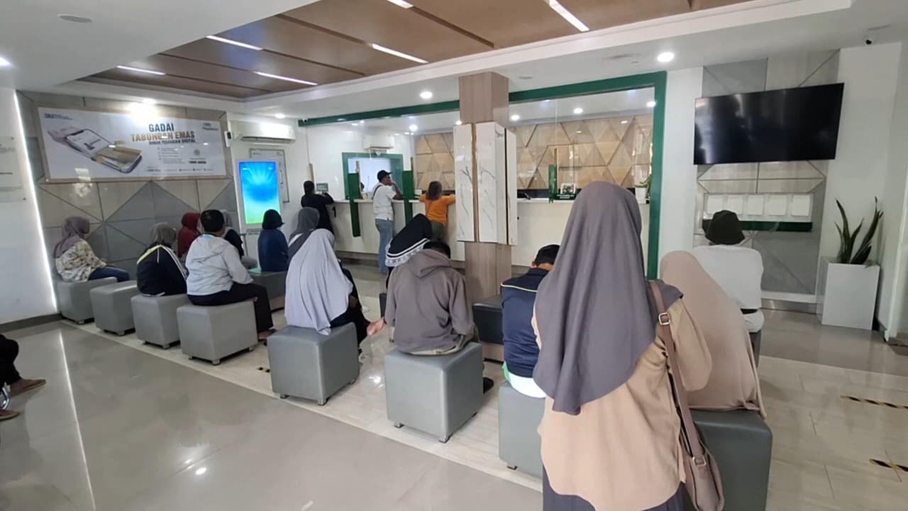 Musim Pendaftaran Sekolah, Pegadaian Kota Kediri Diserbu Pelanggan