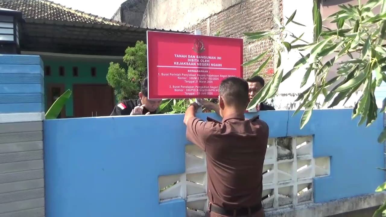 Kejaksaan Pasang Papan Penyitaan Aset Tersangka Gratifikasi