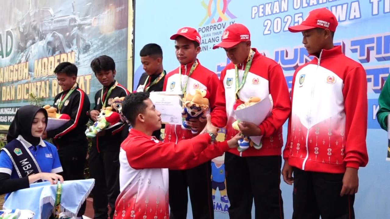 Ketua KONI Kabupaten Kediri Berikan Medali Emas kepada Atlet Panahan di Porprov Jatim IX