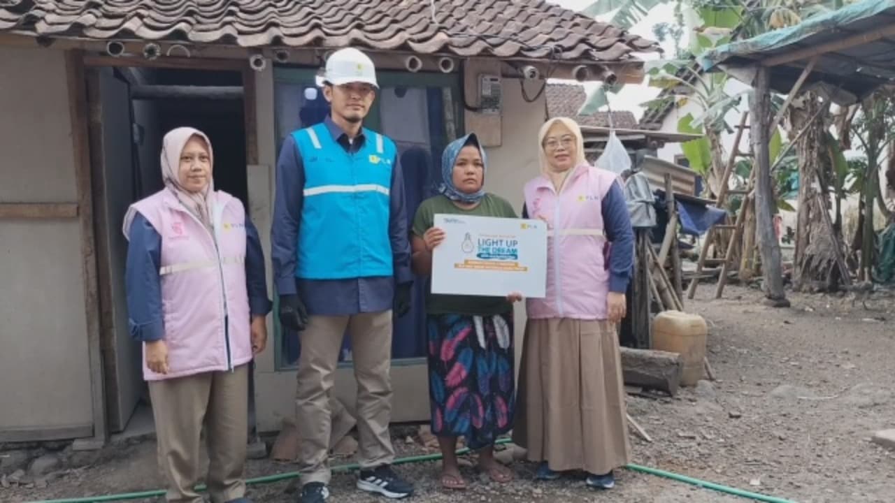 Light Up The Dream: PLN Hadirkan Listrik Gratis hingga Desa Pucang Anom