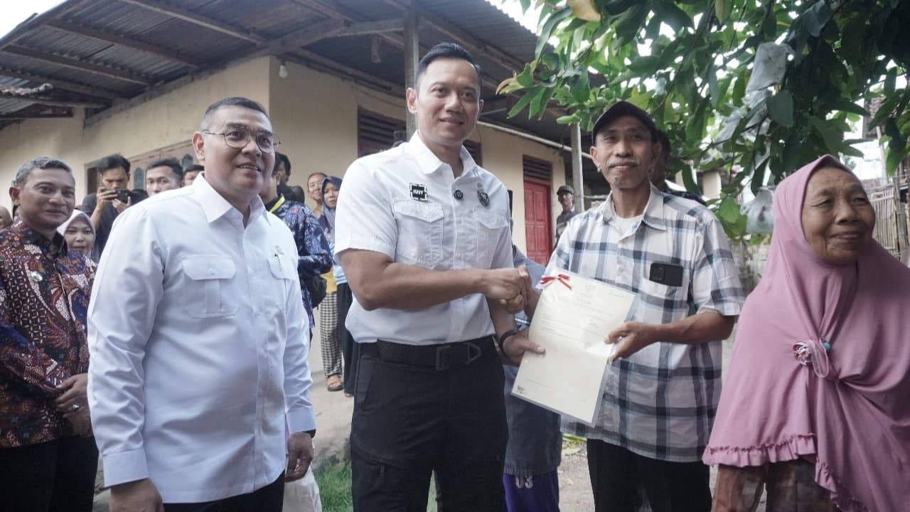 Beri Kepastian Hukum, Menko AHY Serahkan 140 Sertipikat Tanah kepada Warga Pacitan