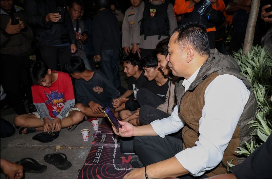 Momen Unik Wali Kota Eri Video Call Orang Tua Anak Saat Sweeping Jam Malam