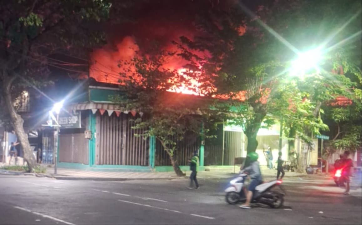 Rumah-Gudang Kaos dan Stiker di Tambaksari Surabaya Ludes Terbakar