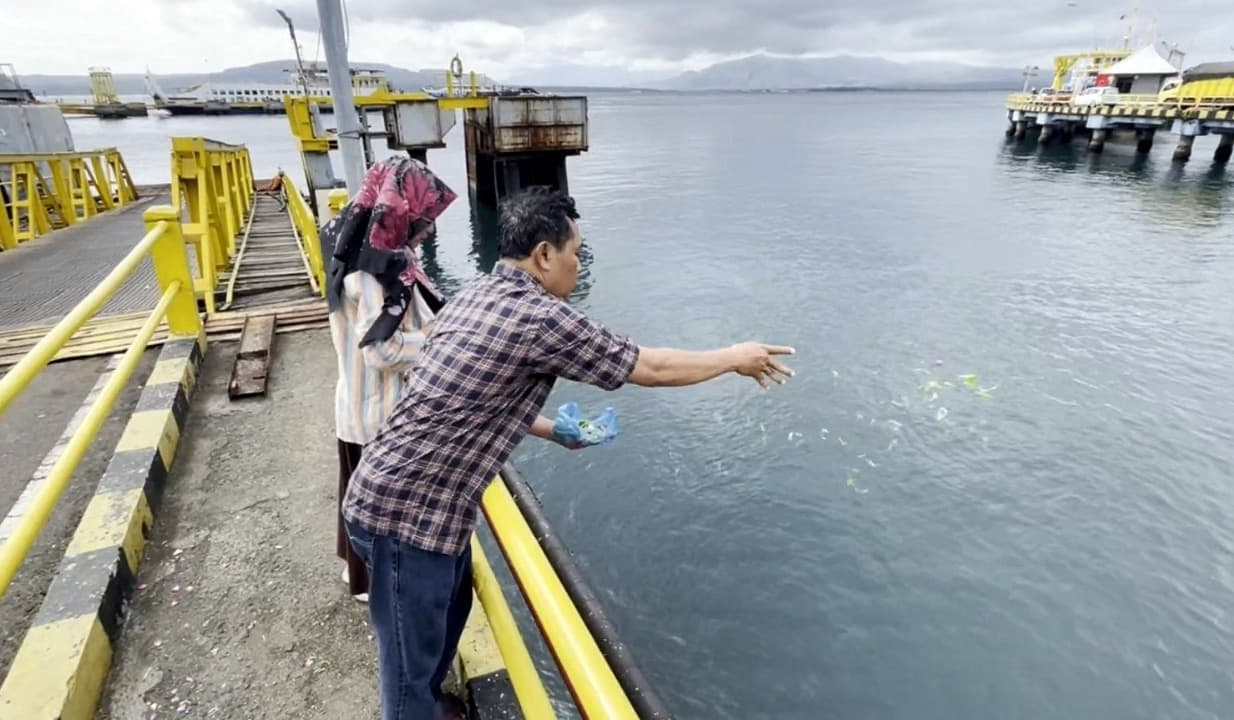Keluarga Korban KMP Tunu Pratama Jaya Tabur Bunga Di Laut Ketapang