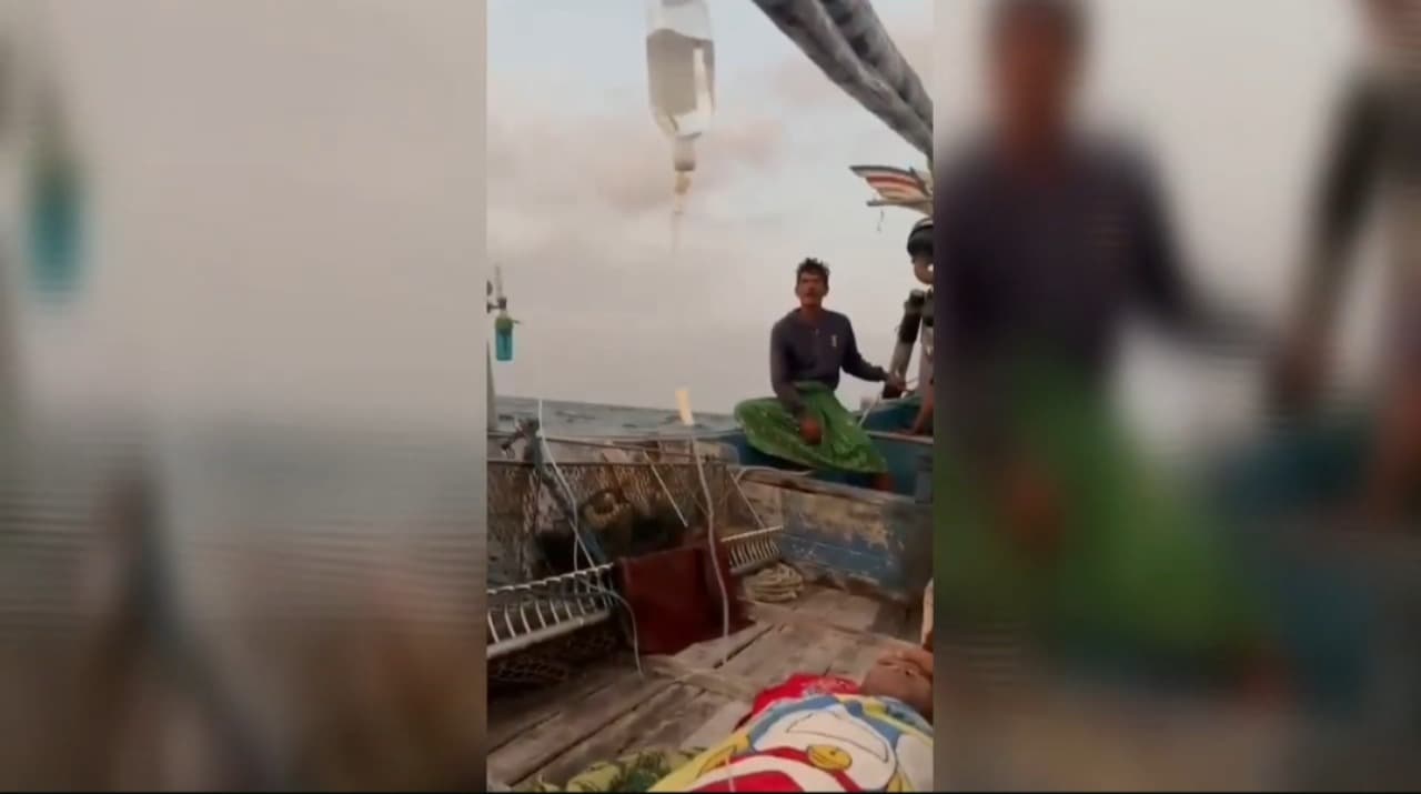 Kapal Pasien Mandangin Tak Beroperasi, Warga Angkut Keluarga Pakai Sampan
