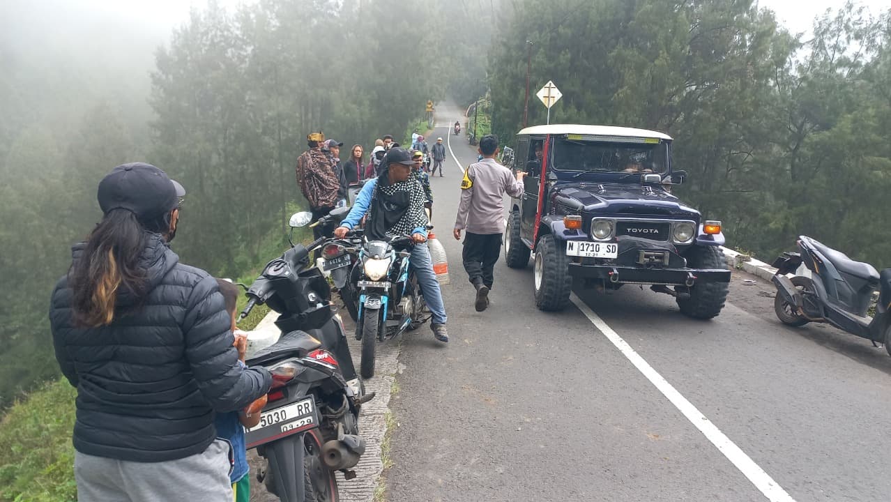 Sering Terjadi Laka, Kades Bersama Warga Ngadisari Halau Pemotor Matic di Lereng Bromo