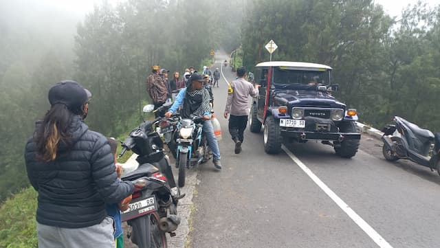 Sering Terjadi Laka, Kades Bersama Warga Ngadisari Halau Pemotor Matic di Lereng Bromo