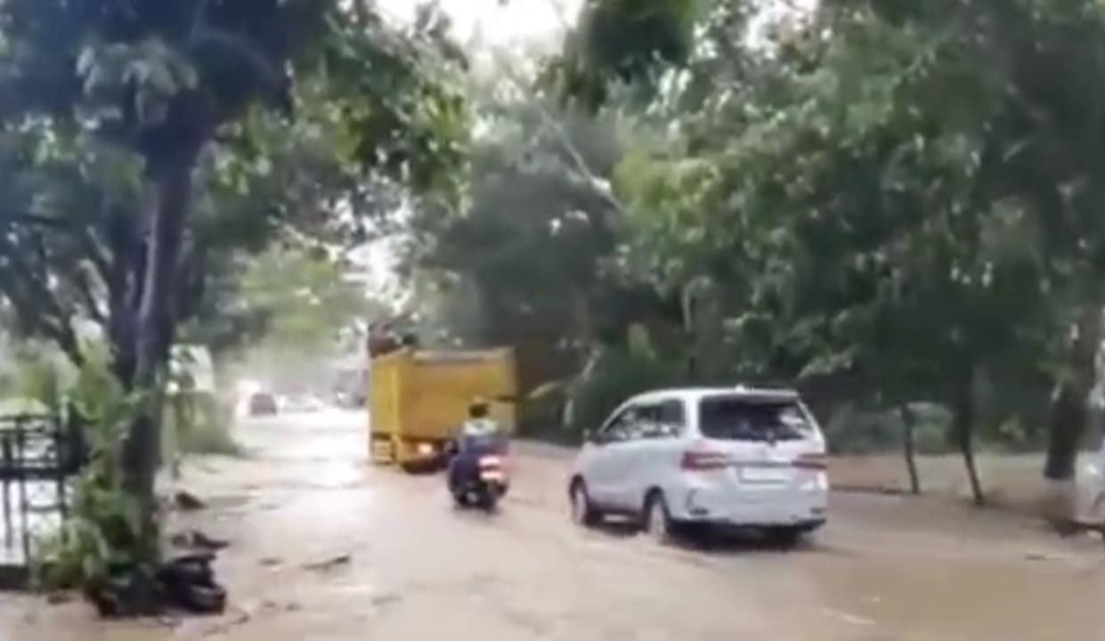 Jalur Pantura Bangkalan Tidak Bisa Dilewati Kendaraan Akibat Banjir