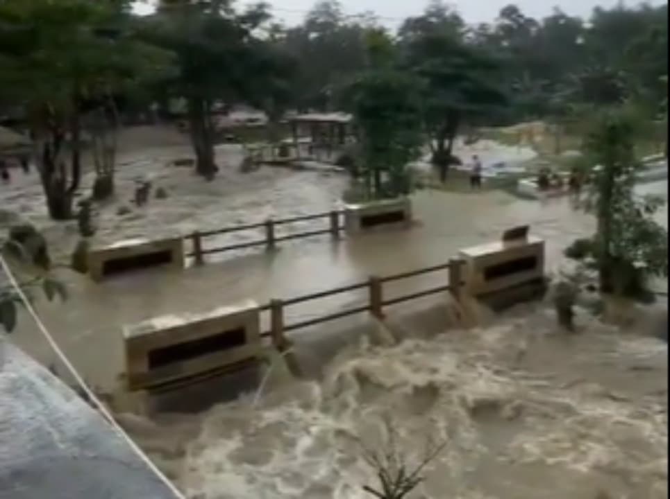 Diguyur Hujan Deras, Jalur Pantura Bangkalan Direndam Banjir