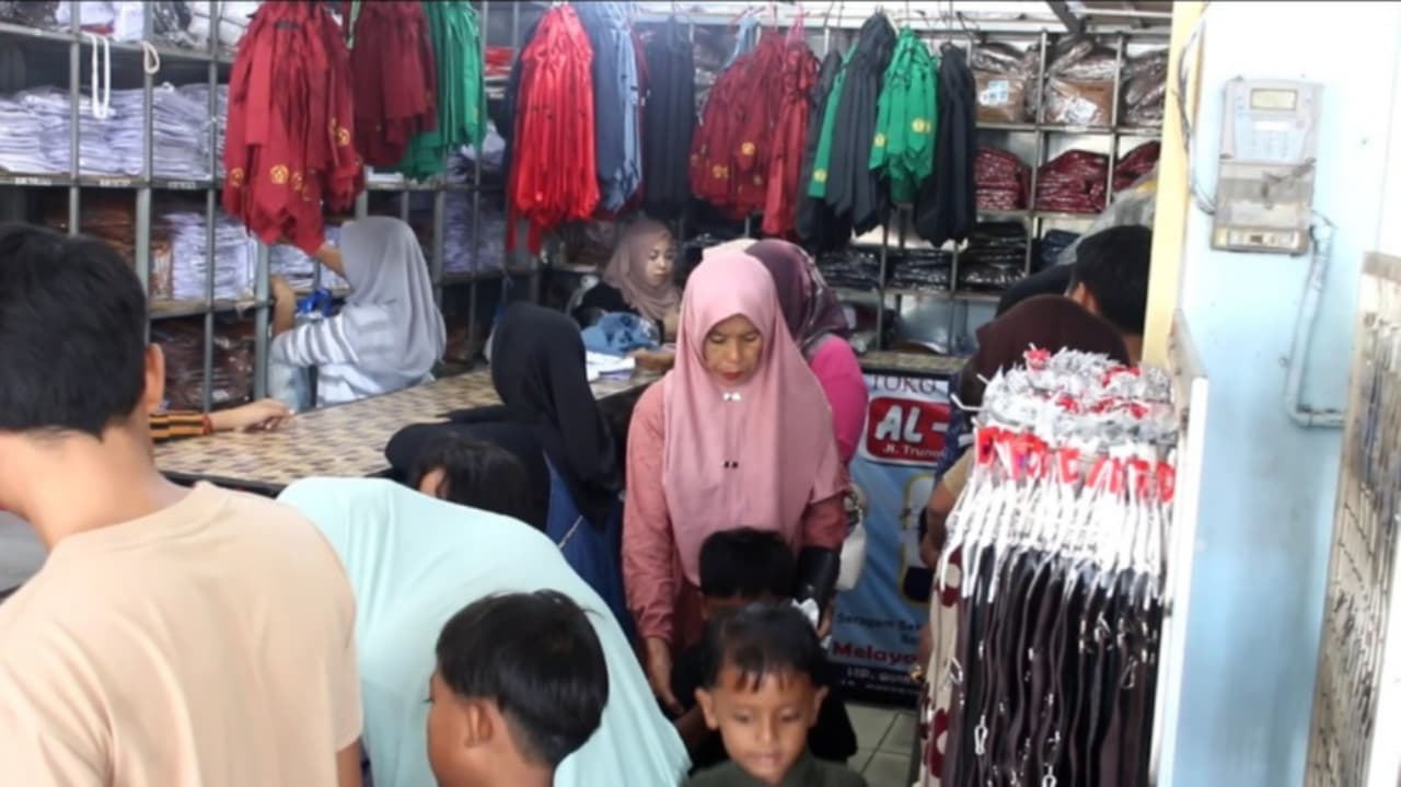 Tahun Ajaran Baru, Puluhan Warga Rela Antre Beli Seragam Sekolah