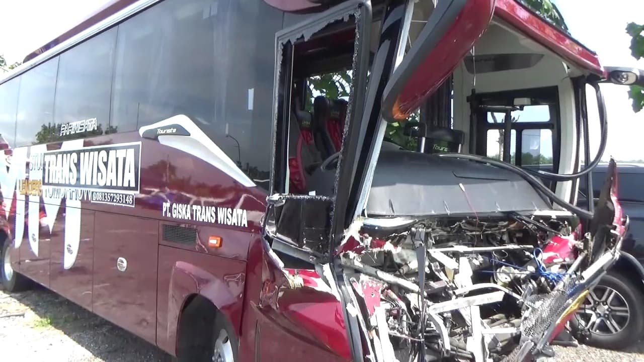 Kecelakaan Bus Peziarah di Tol Ngawi, Sopir dan Sejumlah Penumpang Luka-Luka
