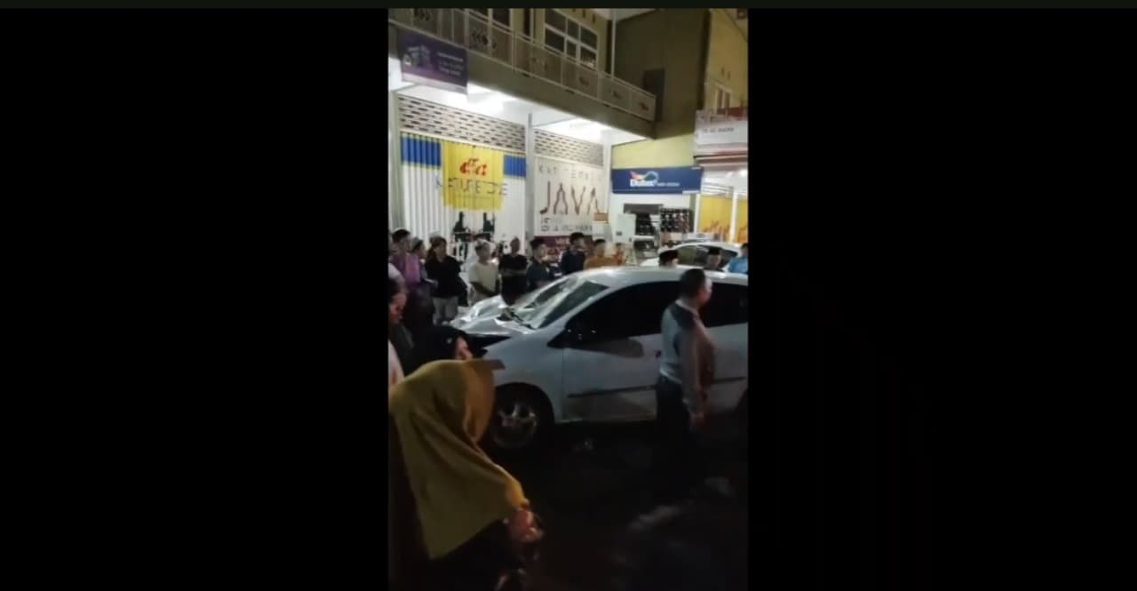 Kcelakaan Mobil vs Motor Adu Banteng, Pengendara Terlempar ke Atas Kendaraan