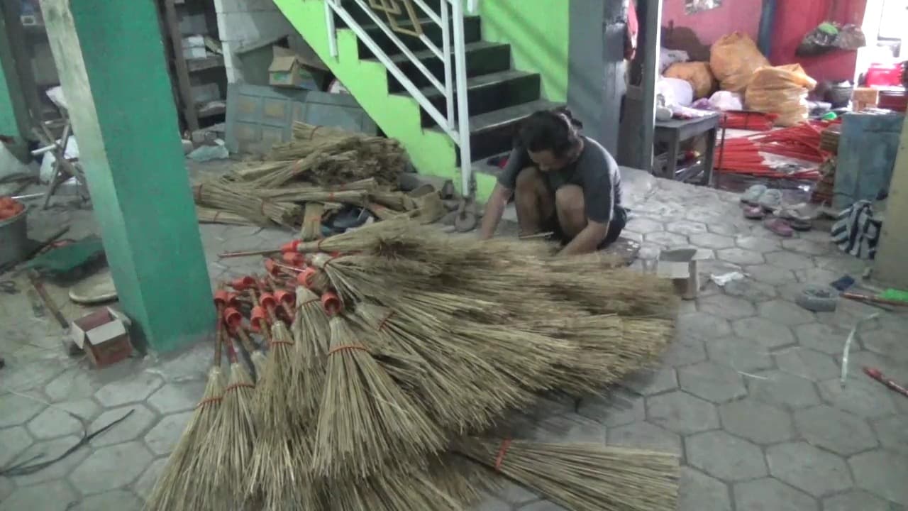 Dari Sapu Lidi, Pasutri Ngawi Raup Omzet Puluhan Juta per Bulan