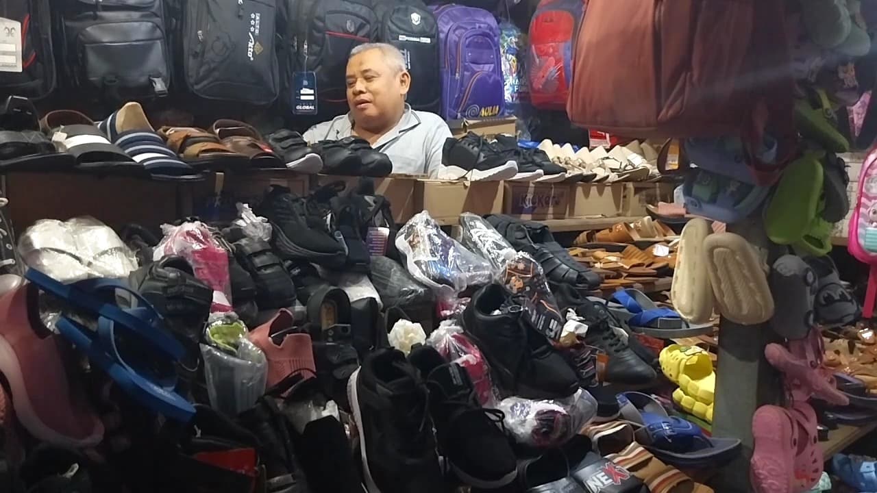 Jelang Tahun Ajaran Baru, Penjual Tas dan Sepatu di Pasar Gorang Gareng Sepi Pembeli