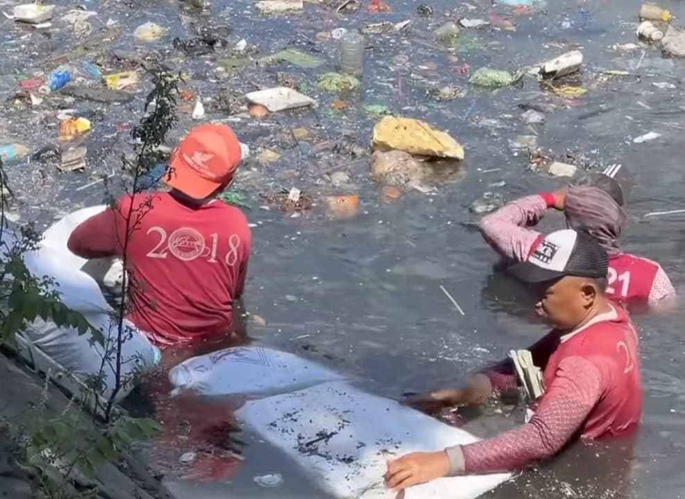 Bersihkan Sungai Pegirian, DLH Surabaya Pasang Penyaring Sampah