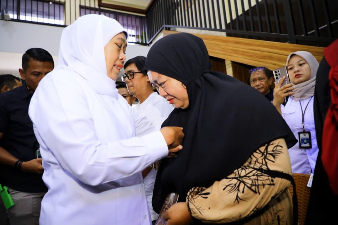Gubernur Khofifah Serahkan Santunan  Ahli Waris Keluarga Korban KMP Tunu