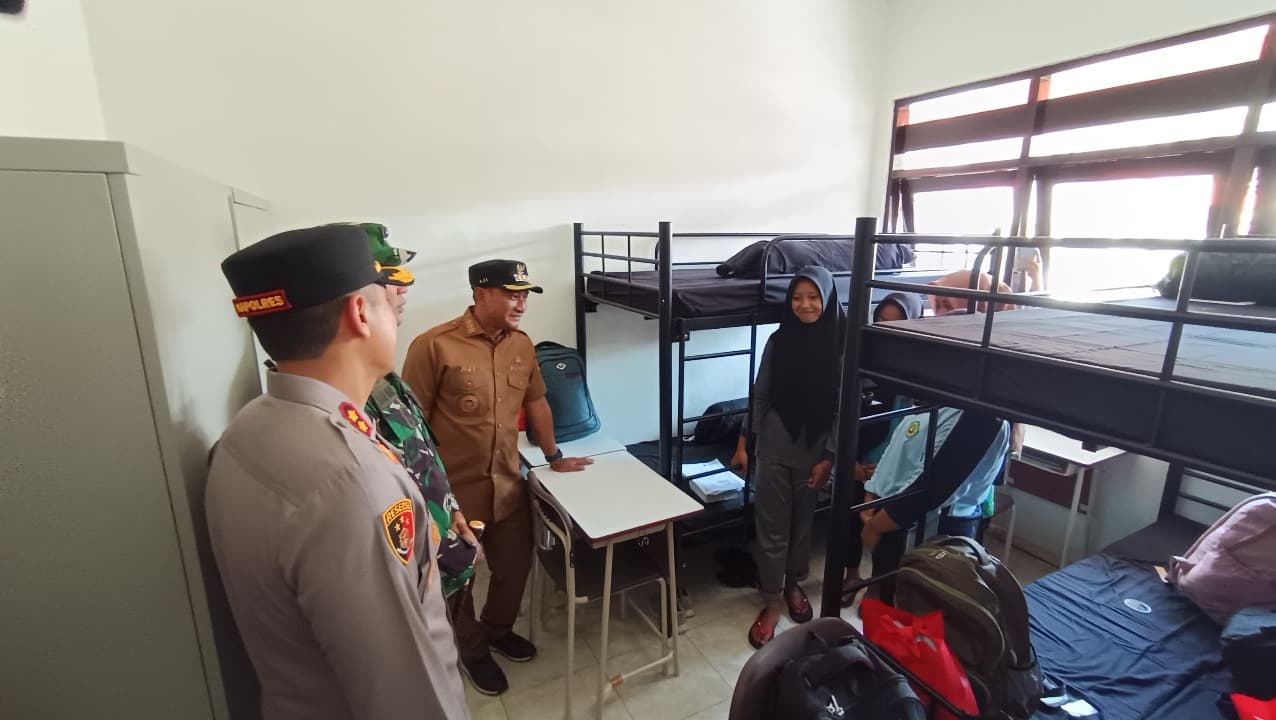 Diantar Orang Tua, Siswa Sekolah Rakyat Menengah Atas Pacitan Tempati Asrama