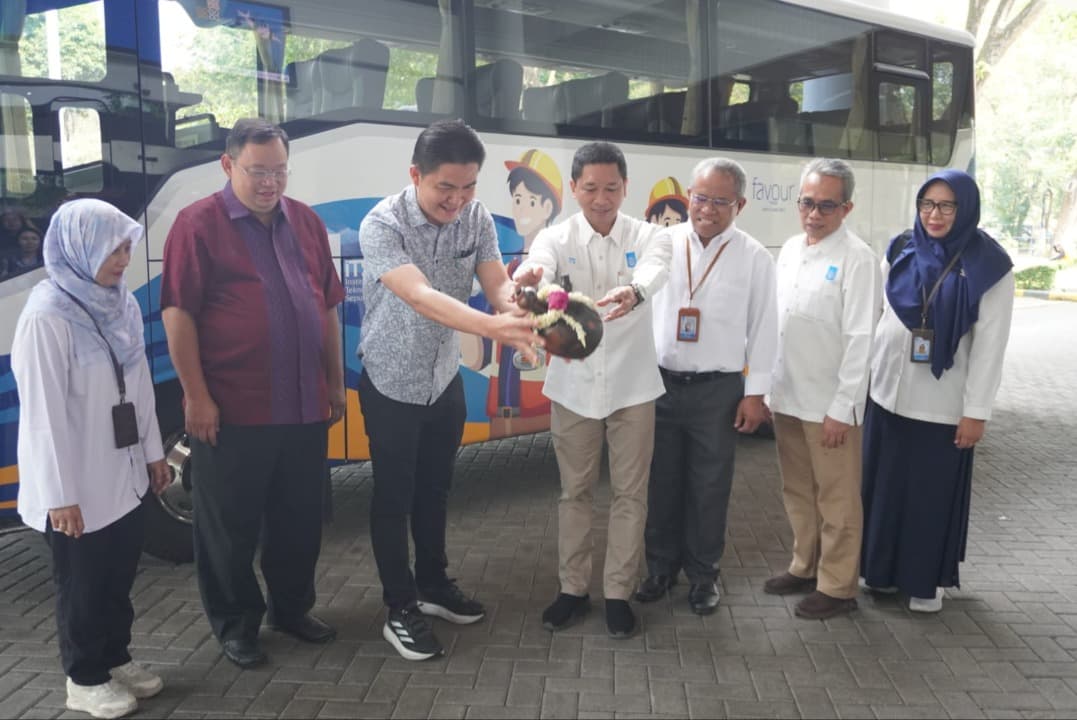 Dukung Mobilitas Mahasiswa, SPS Corporate & SMB Group Sumbang Bus ke ITS