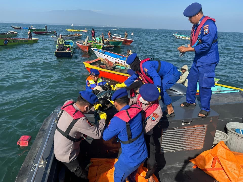 Tim SAR Ditpolairud Polda Jatim Temukan 2 Korban Tewas di Perairan Lekok Pasuruan