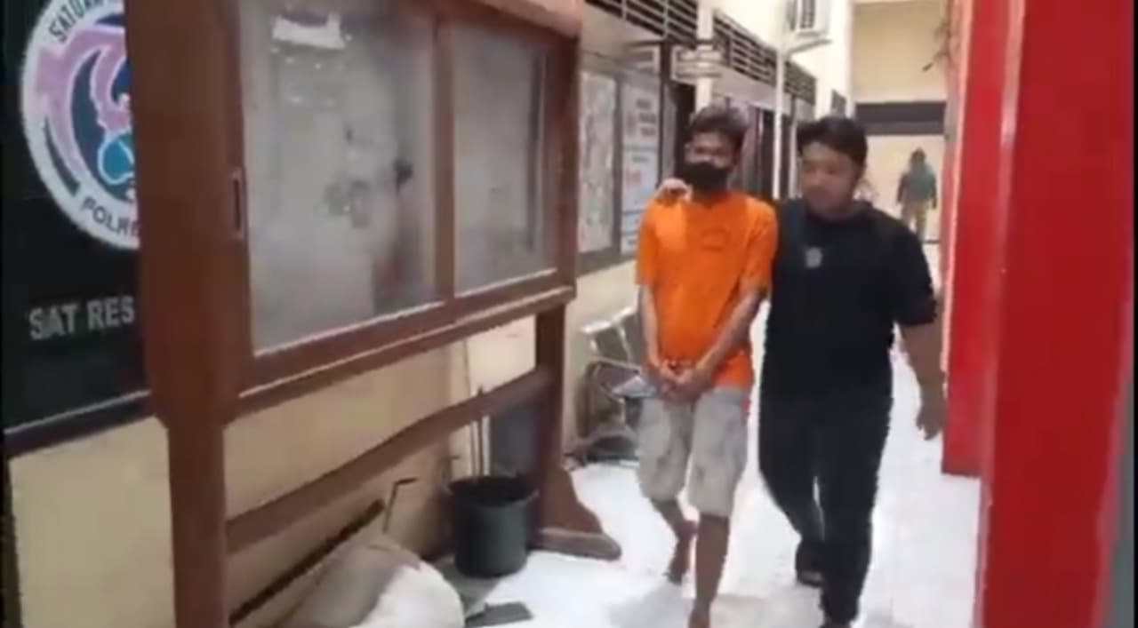 Polisi Tangkap Pengedar Sabu Yang Bersembunyi di Atas Plafon Rumah