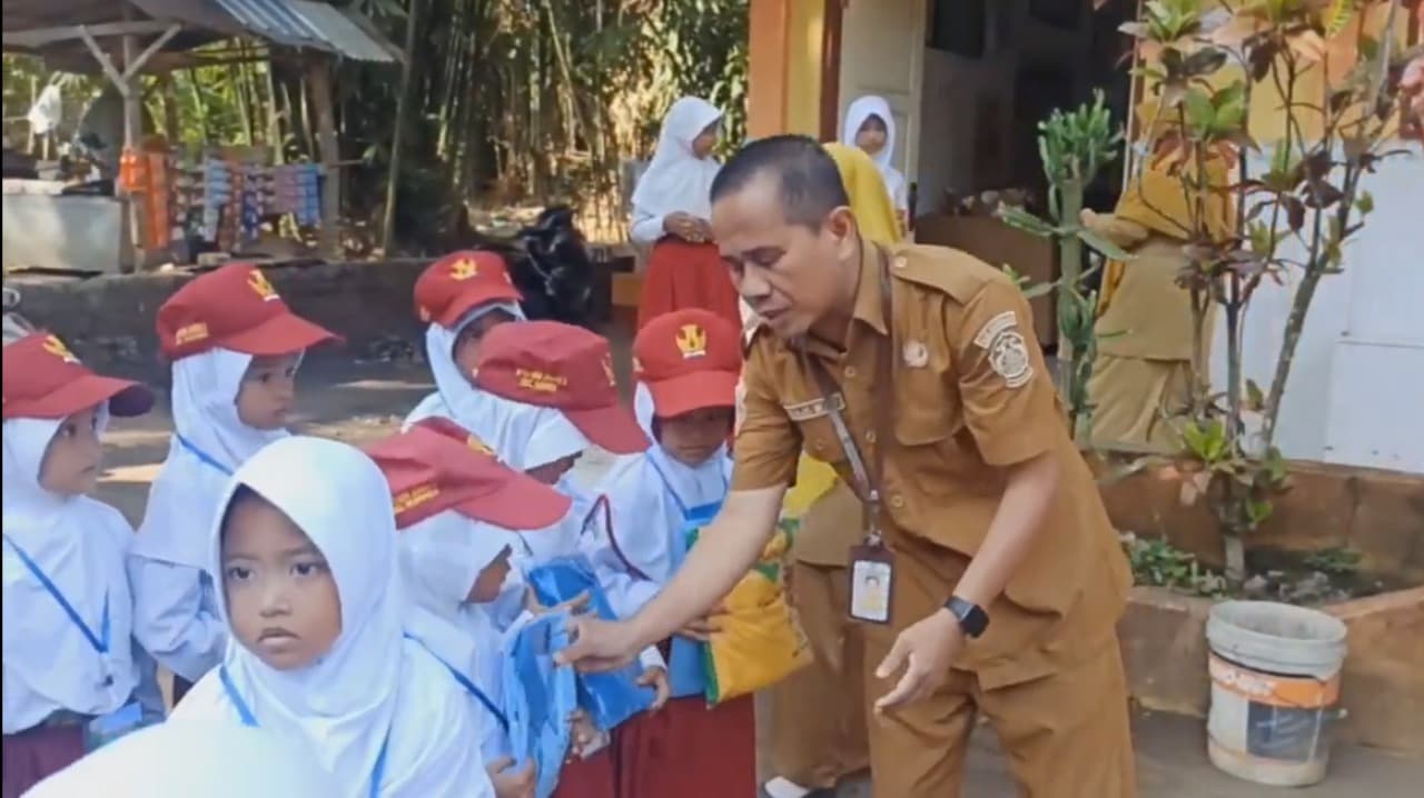 Siswa di Bangkalan Dapat Seragam Gratis, Orang Tua Siswa Senang