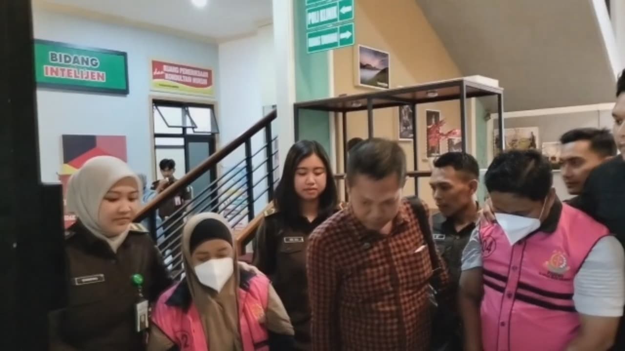 Kredit Fiktif Pakai Data Lansia: ASN dan Makelar Ditahan, Negara Rugi Miliaran!