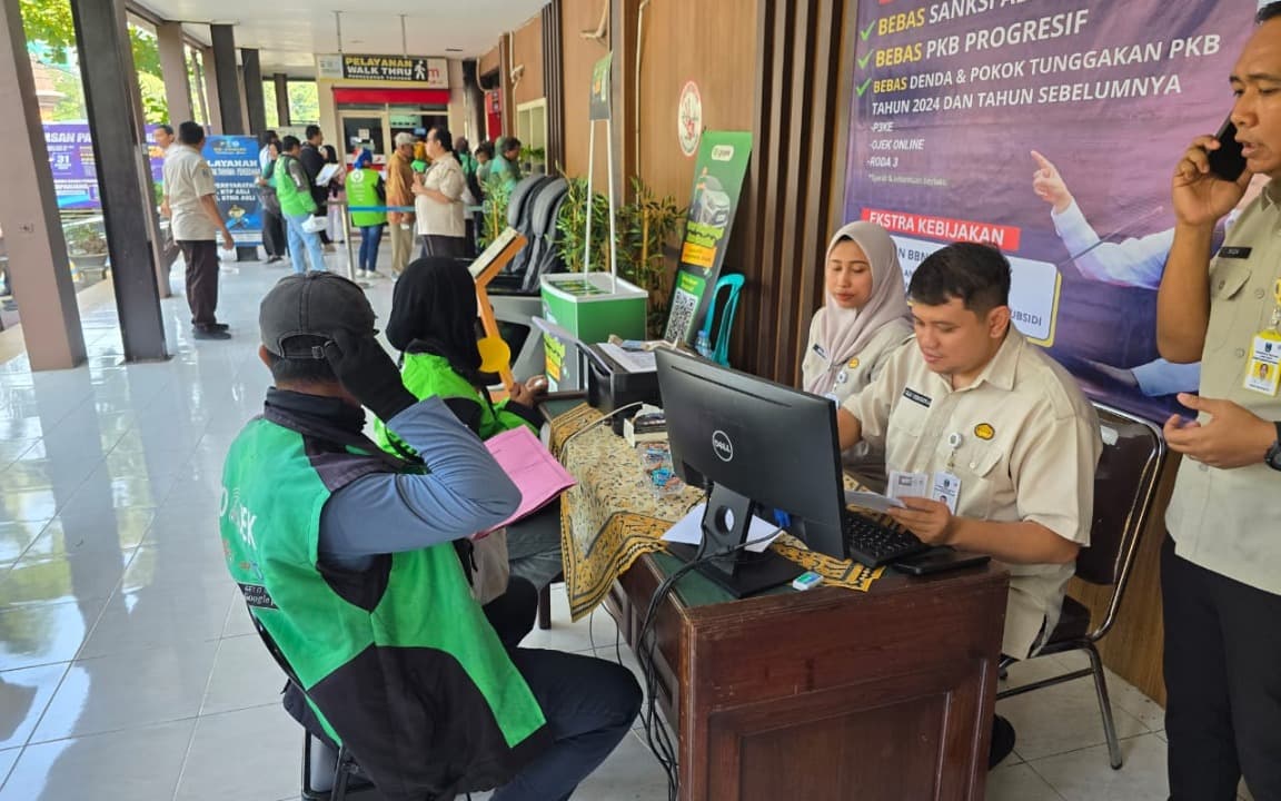 300 Driver Ojol di Surabaya Manfaatkan Program Pemutihan Pajak Kendaraan Bermotor