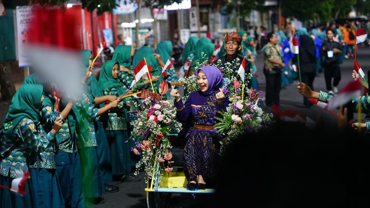 Delegasi APEKSI Naik Becak Susuri Jalan Dhoho Kota Kediri, Disambut Keramahan Warga