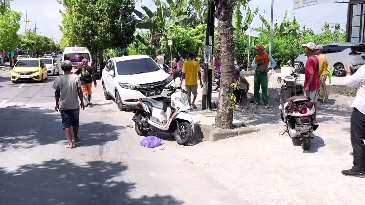 Dua Motor Tabrakan dan Senggol Mobil Parkir, Satu Korban Tewas di Tempat