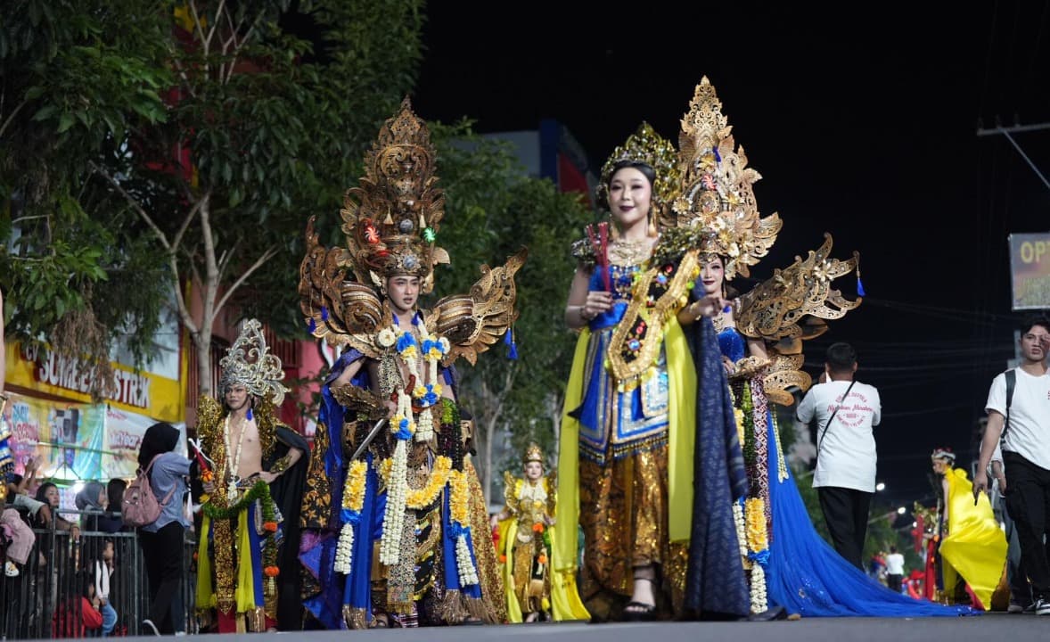 Jaga Warisan Budaya, PT Gudang Garam Ramaikan Apeksi Nite Carnival dengan Using Tema Panji-Sekartaji