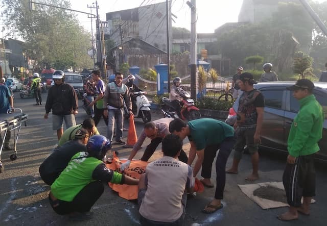 Hendak ke Sekolah, Kakek dan Cucu Tewas Terlindas Truk di Mojosari Mojokerto