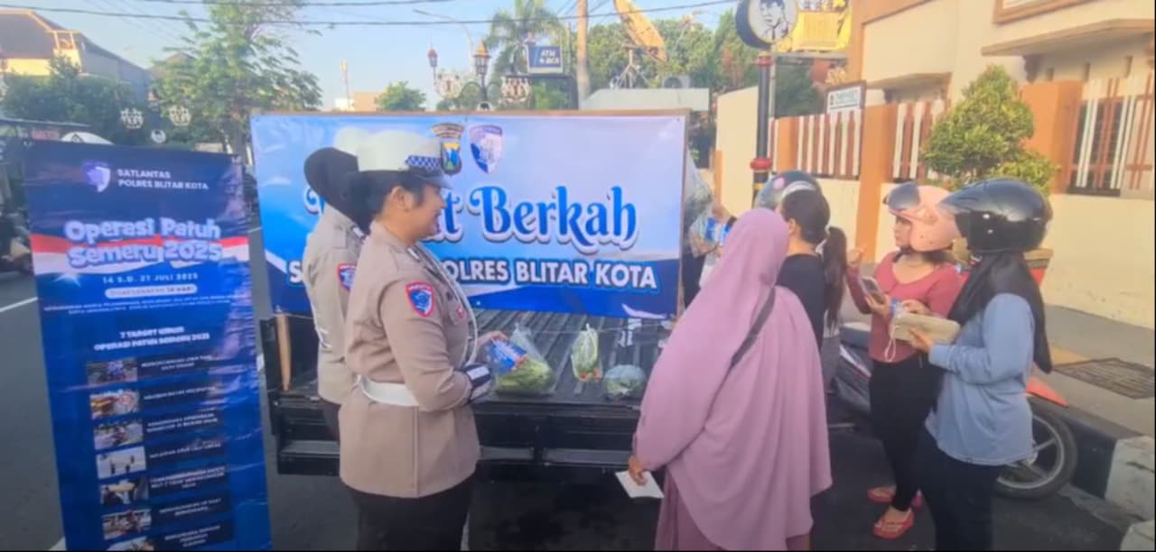 Polres Blitar Gelar Operasi Patuh Semeru Sambil Bagikan Sayur Gratis