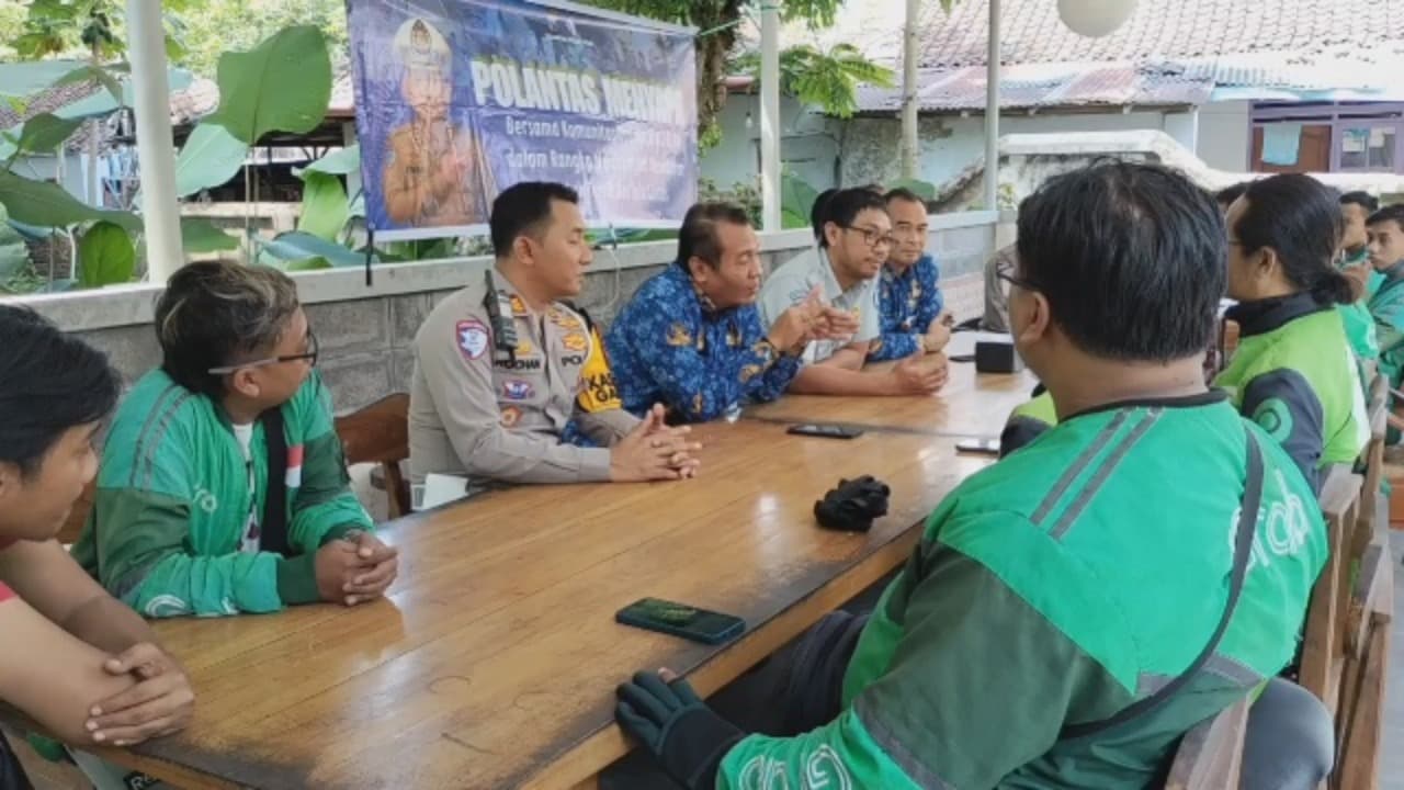 Polisi Imbau Driver Ojol Wajib Gunakan Holder Saat Berkendara