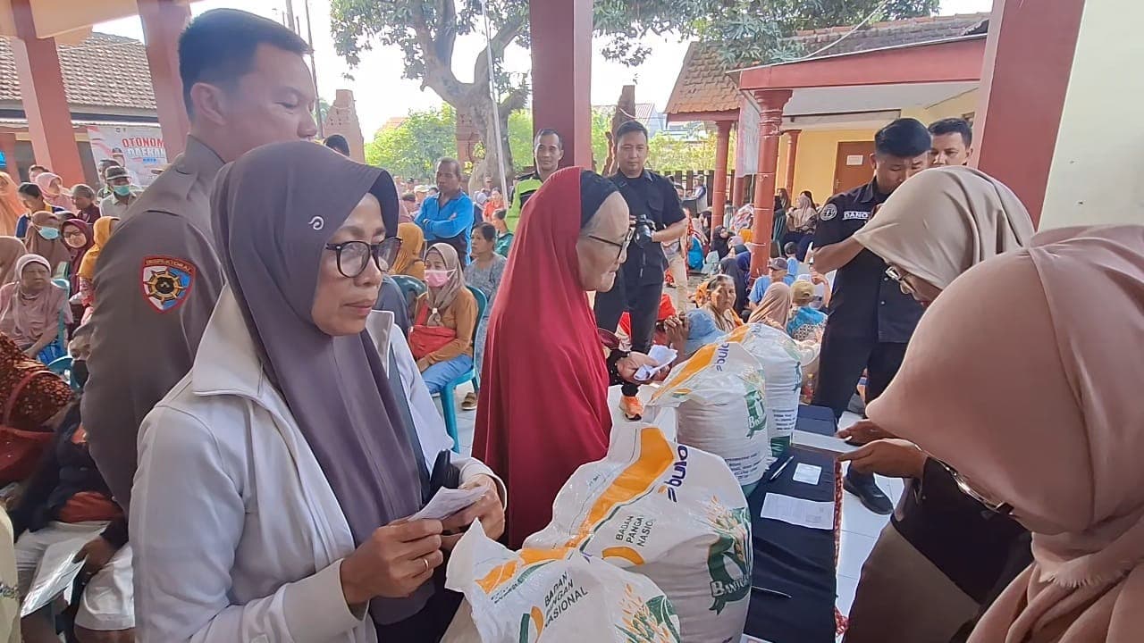 Bulog Salurkan Bantuan Beras kepada 7.828 Penerima di Kota Mojokerto