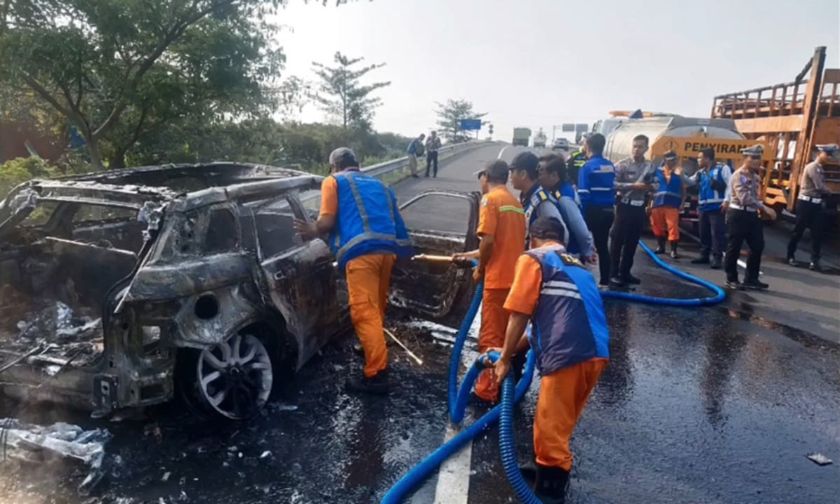 Mobil Range Rover Terbakar di KM 744 Tol Pandaan – Surabaya