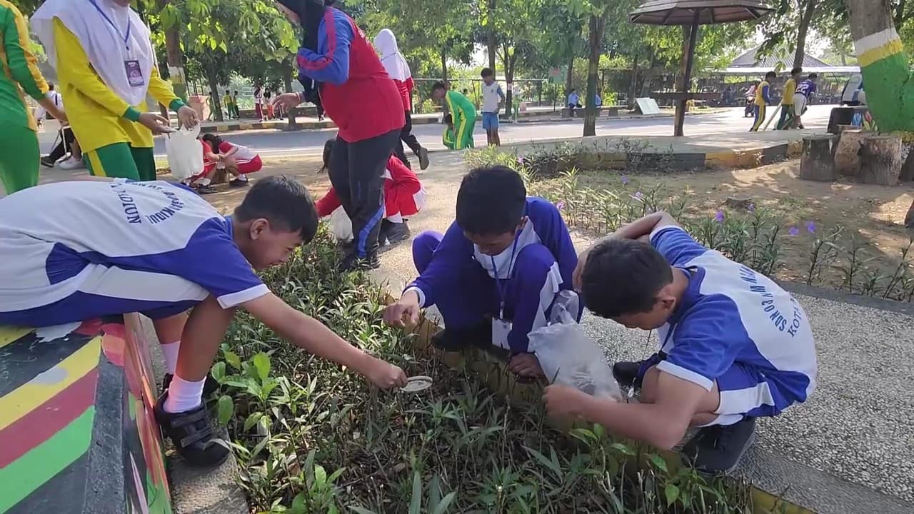 Tanamkan Kepedulian Lingkungan, Siswa Baru SMPN 7 Madiun Gelar Aksi Pungut Sampah di Taman Bantaran