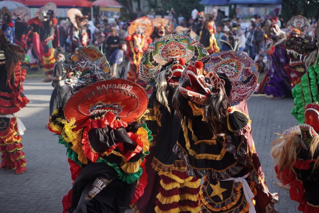 Atraksi Rampak Barong di Pantai Pancer Dorr Bikin Warga dan Turis Terkesima