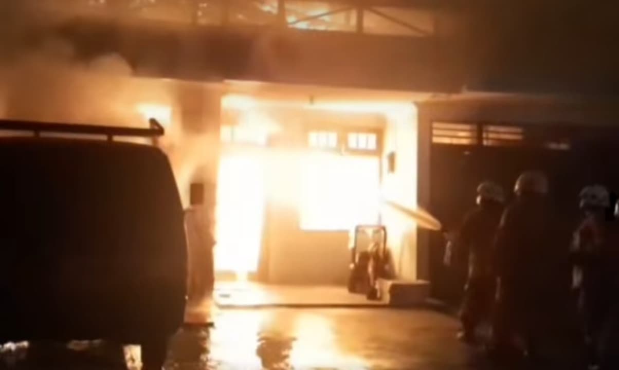 Rumah Pengusaha Toko Besi di Surabaya Terbakar, Satu Pikap Hangus