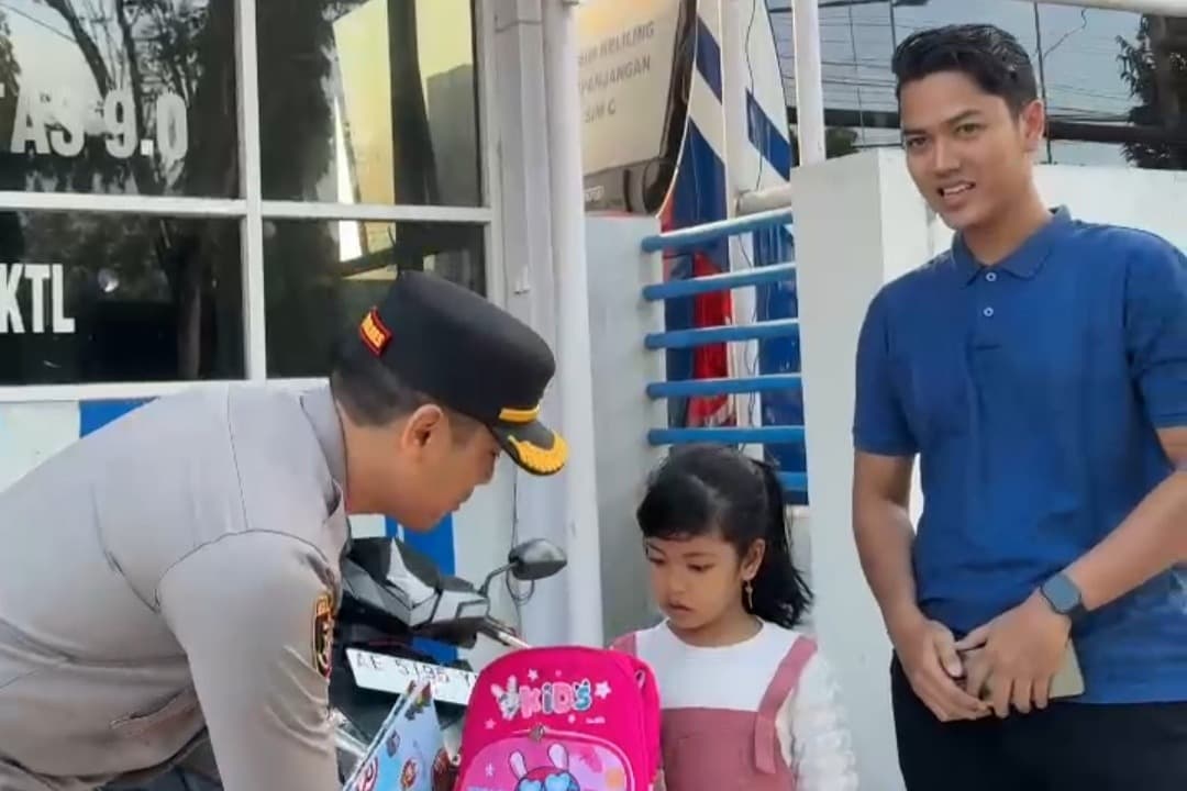 Tertib Berlalu Lintas, Warga Pacitan Diganjar Hadiah Polisi