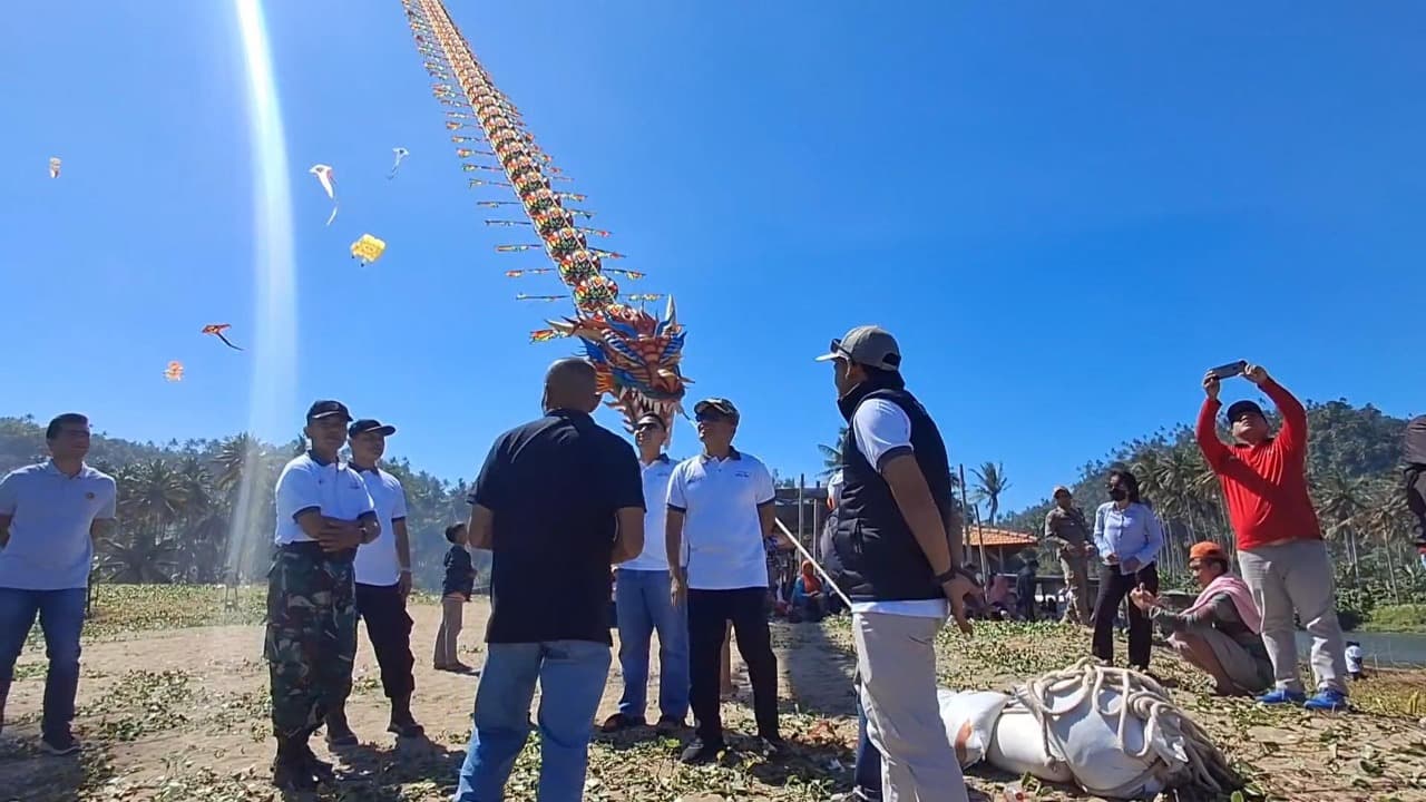 Festival Layang-Layang di Pantai Dlodo Tulungagung Sukses Tarik Ratusan Wisatawan