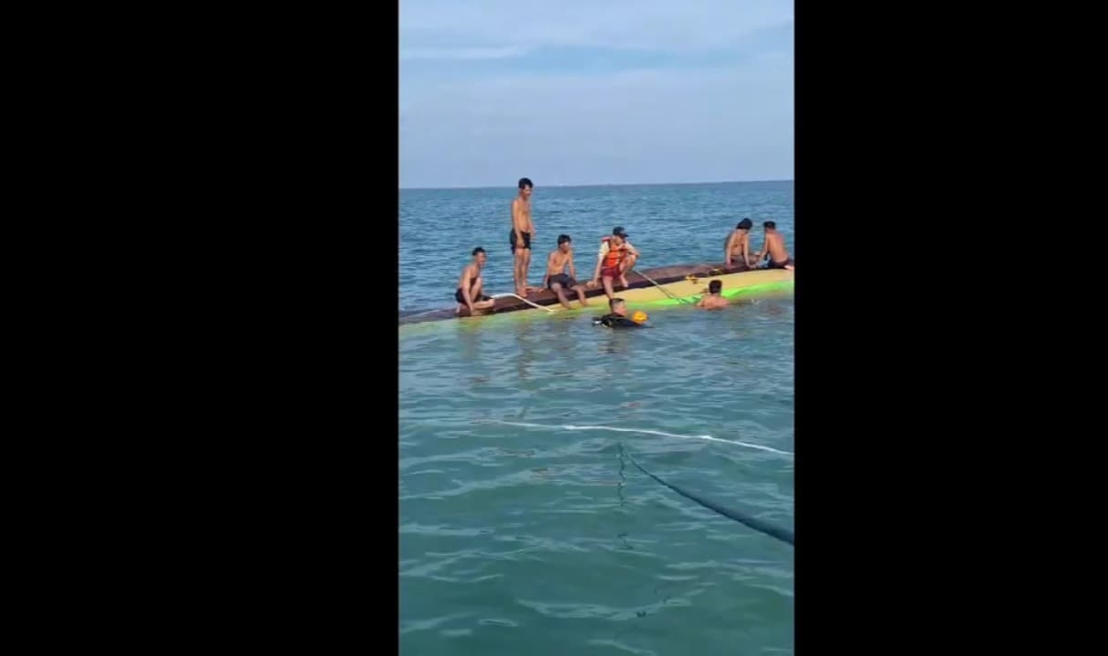 Viral, Perahu Nelayan Tengelam Hingga Terbalik Usai Diterjang Ombak