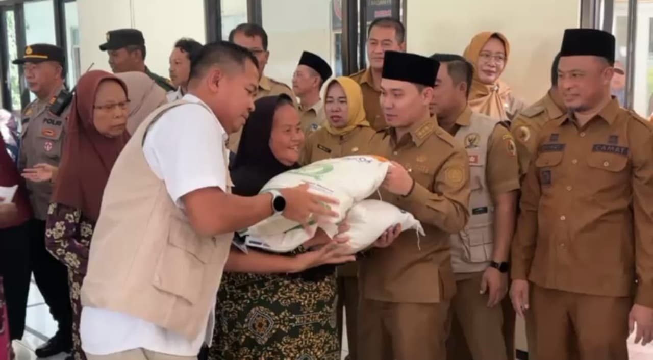 Bulog Salurkan Bantuan Pangan Beras kepada 83.589 Penerima di Kabupaten Mojokerto
