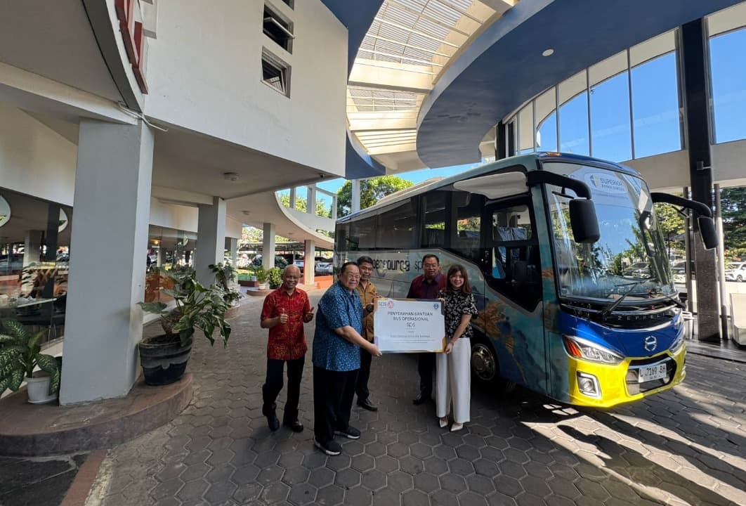 Dukung Mobilitas Mahasiswa, SPS Corporate Donasikan Bus ke PCU Surabaya