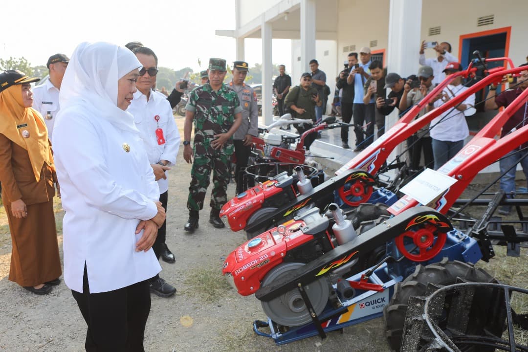 Perkuat Sentra Pangan, Gubernur Khofifah Serahkan Bantuan Alsintan ke Gapoktan Tuban