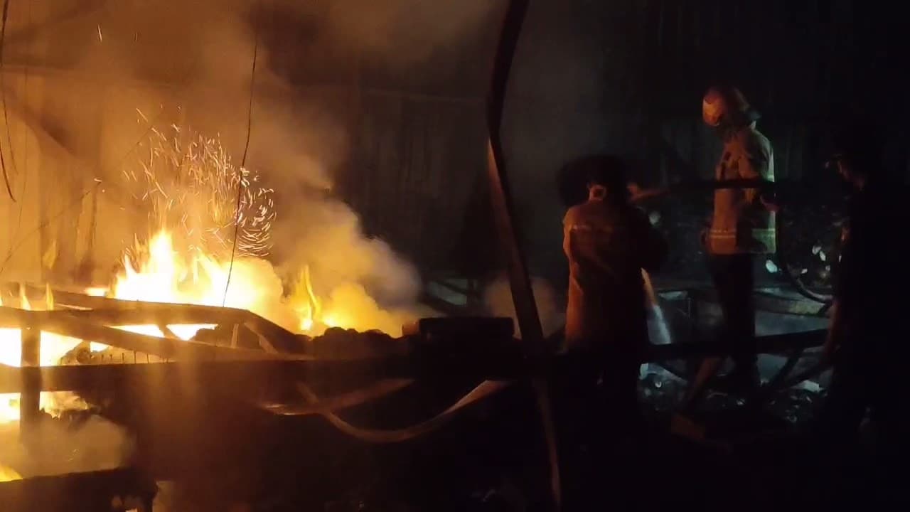 Pabrik pengolahan Kopra di Gresik Terbakar Hebat, Api Baru Padam Setelah 6 jam