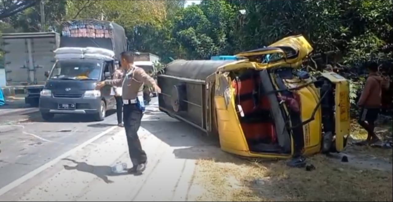 Sopir Mengantuk, Truk Tangki Terguling di Jalan Raya Camplong Sampang