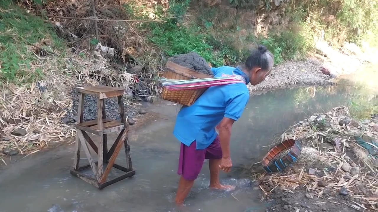 Saat Kemarau, Warga Desa Pendem Jadi Penambang Pasir Untuk Menyambung Hidup