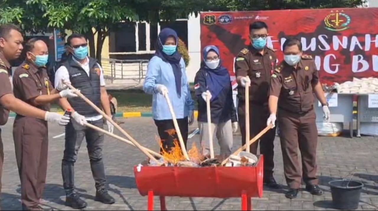 Kejari Kota Mojokerto Musnahkan Barang Bukti Narkotika dan Miras