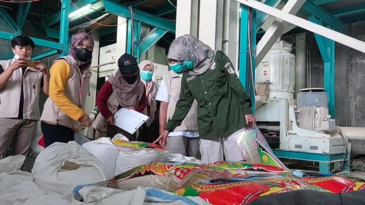 Antisipasi Beras Oplosan, Satgas Pangan Kabupaten Kediri Sidak Gudang Beras