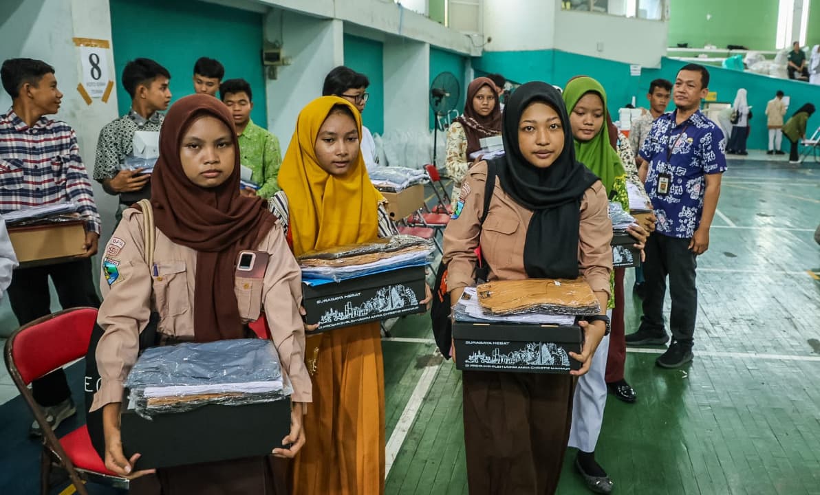 Pelajar Keluarga Miskin di Surabaya Dapat Seragam dan Uang Sekolah Gratis